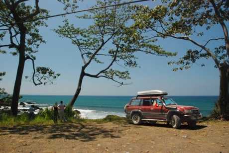 Volare Costa Rica 4x4 at edge of beach